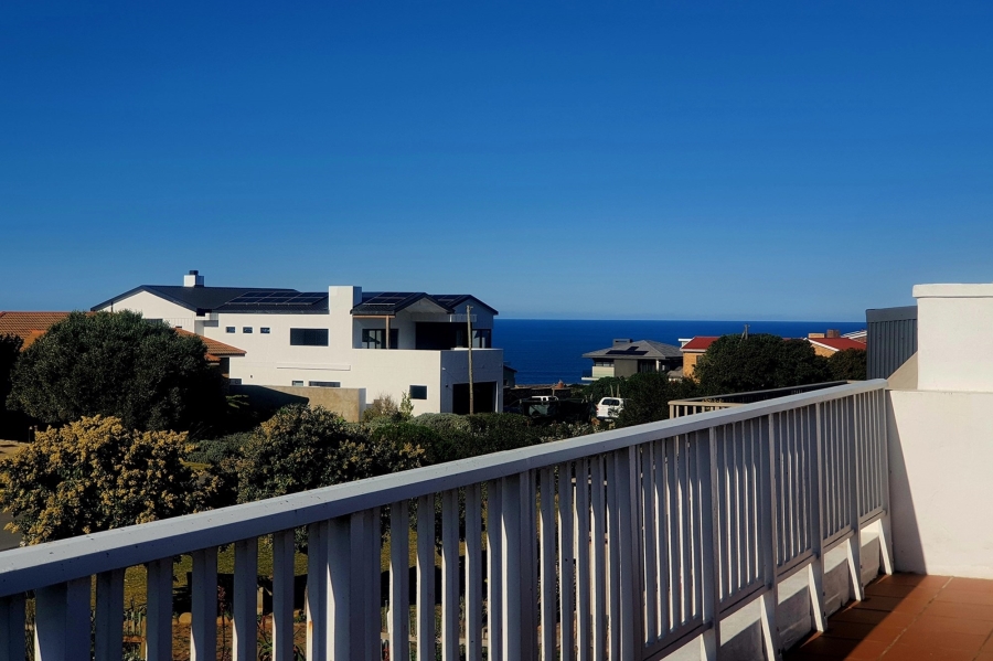 4 Bedroom Property for Sale in Boggomsbaai Western Cape